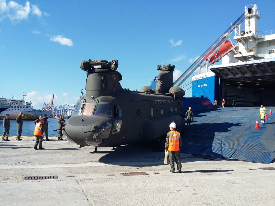 Εφτασαν στο Κερατσίνι τρία μεταχειρισμένα Σινούκ από τις ΗΠΑ για την Αεροπορία Στράτου | iefimerida.gr 0