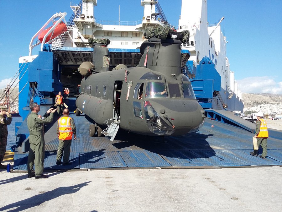 Εφτασαν στο Κερατσίνι τρία μεταχειρισμένα Σινούκ από τις ΗΠΑ για την Αεροπορία Στράτου | iefimerida.gr 1