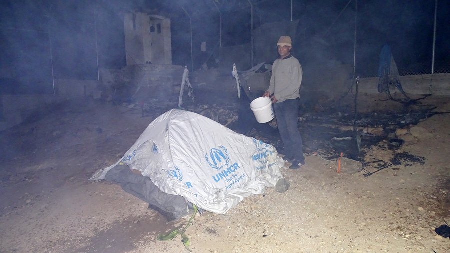 Χάος στη Μόρια: Εκρηξη στο hot spot προσφύγων -Δύο νεκροί  [εικόνες] | iefimerida.gr 4