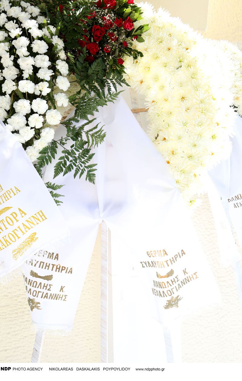 Συγγενείς, φίλοι, συνάδελφοι και πλήθος κόσμου στην κηδεία του Γιώργου Βασιλείου [εικόνες] | iefimerida.gr 2