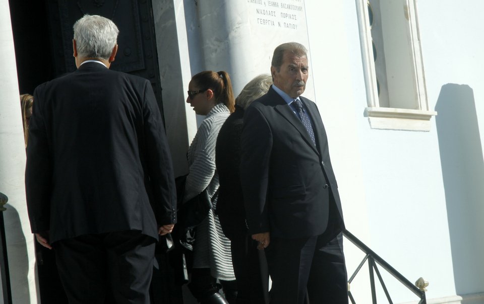 Μητσοτάκης, Σαμαράς, Κατσέλη, Μαρινάκης και Μελισσανίδης στην κηδεία Τουρκολιά [εικόνες] | iefimerida.gr 4