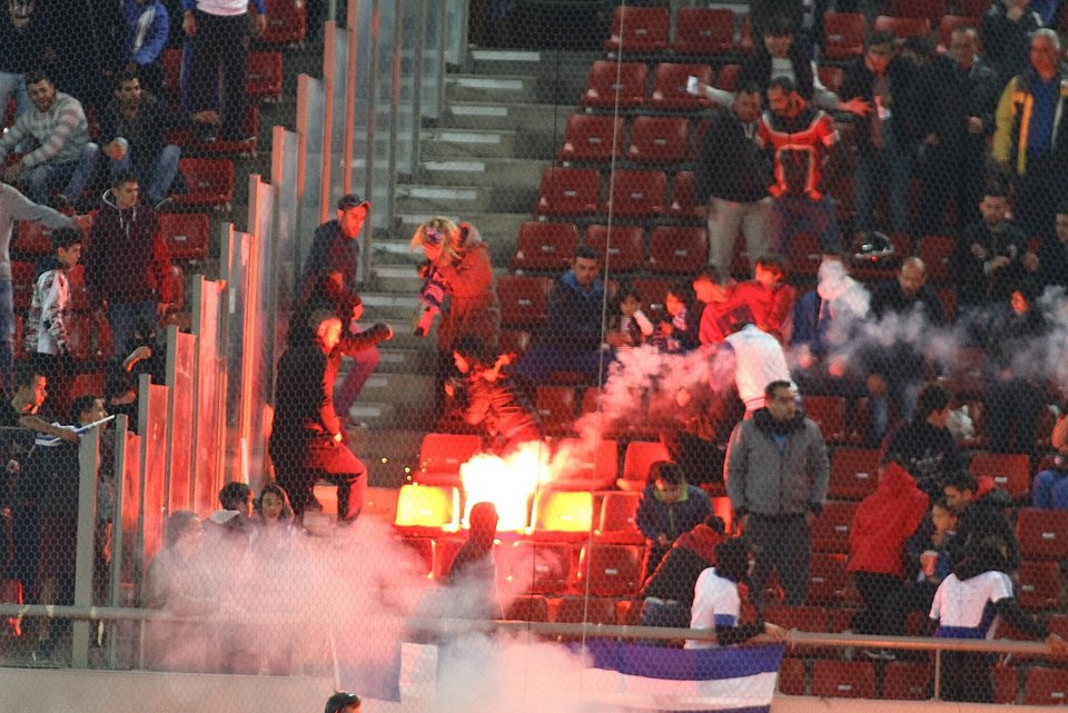 Προκλητικοί οι Βόσνιοι οπαδοί -Εκτόξευσαν καπνογόνα σε ελληνικές κερκίδες [εικόνες] | iefimerida.gr 1