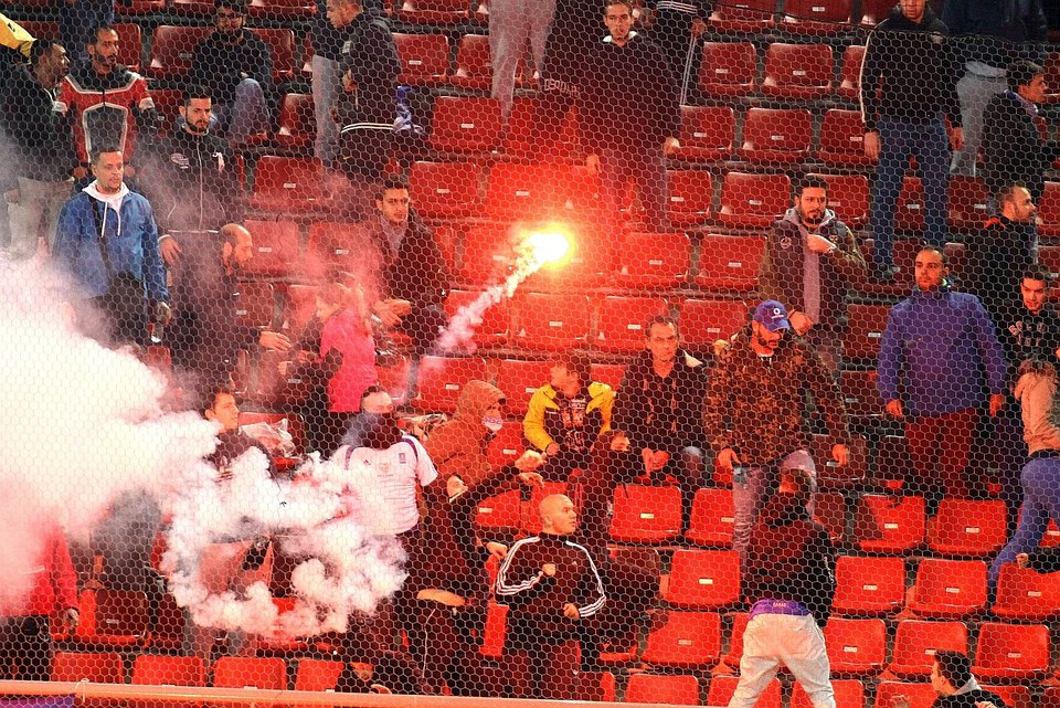 Προκλητικοί οι Βόσνιοι οπαδοί -Εκτόξευσαν καπνογόνα σε ελληνικές κερκίδες [εικόνες] | iefimerida.gr 0