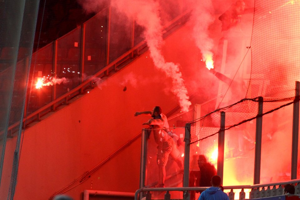 Προκλητικοί οι Βόσνιοι οπαδοί -Εκτόξευσαν καπνογόνα σε ελληνικές κερκίδες [εικόνες] | iefimerida.gr 2