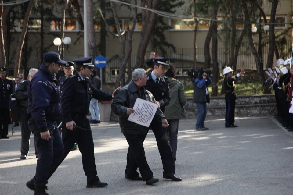 Απρόοπτο συμβάν με άνδρα στην κηδεία του Κωστή Στεφανόπουλου [εικόνες] | iefimerida.gr 1