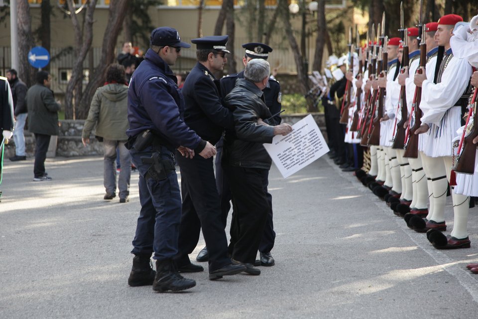 Απρόοπτο συμβάν με άνδρα στην κηδεία του Κωστή Στεφανόπουλου [εικόνες] | iefimerida.gr 0
