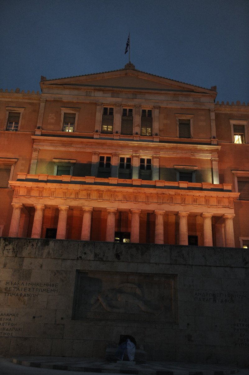 Η Βουλή και ο Λευκός Πύργος στα πορτοκαλί για την εξάλειψη της βίας κατά των γυναικών [εικόνες] | iefimerida.gr 1