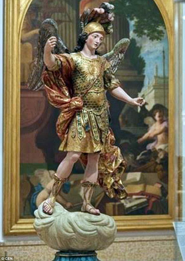 Τουρίστας στην Πορτογαλία πήγε να βγάλει selfie και κατέστρεψε άγαλμα 300 ετών! [εικόνες] | iefimerida.gr 1