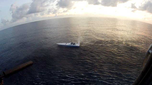 Καταδίωξη βγαλμένη από Χόλιγουντ: Ελεύθερος σκοπευτής σε ελικόπτερο ακινητοποιεί ταχύπλοο εμπόρων ναρκωτικών [εικόνες] | iefimerida.gr 2