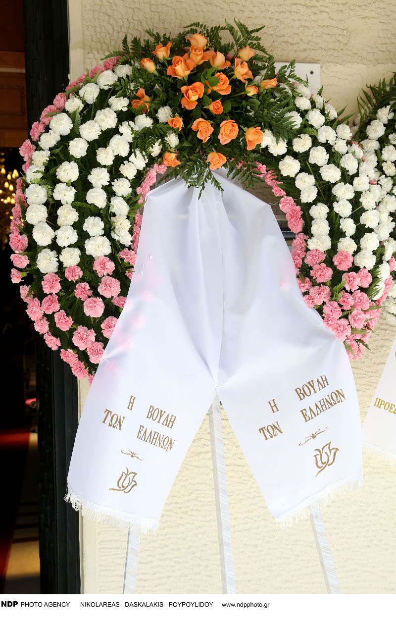 Συγγενείς, φίλοι, συνάδελφοι και πλήθος κόσμου στην κηδεία του Γιώργου Βασιλείου [εικόνες] | iefimerida.gr 3