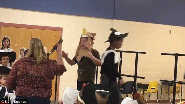 Δασκάλα αρπάζει το μικρόφωνο από αυτιστικό παιδί σε σχολική παράσταση -Το κλάμα του μικρού [εικόνες & βίντεο] | iefimerida.gr 0