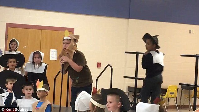 Δασκάλα αρπάζει το μικρόφωνο από αυτιστικό παιδί σε σχολική παράσταση -Το κλάμα του μικρού [εικόνες & βίντεο] | iefimerida.gr 1