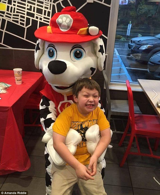 Δασκάλα αρπάζει το μικρόφωνο από αυτιστικό παιδί σε σχολική παράσταση -Το κλάμα του μικρού [εικόνες & βίντεο] | iefimerida.gr 3