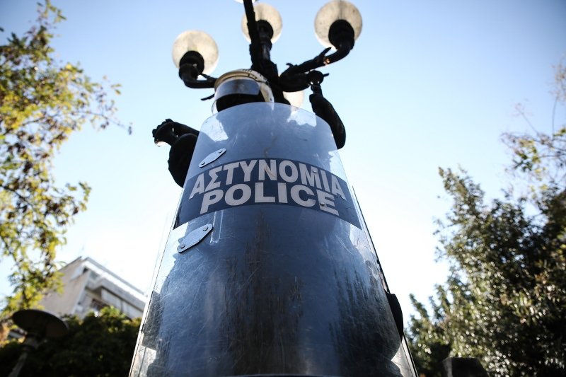 Κουκουλοφόροι έκλεψαν ασπίδες και κράνη αστυνομικών -Τα «στόλισαν» σε αγάλματα στην πλατεία Εξαρχείων [εικόνες] | iefimerida.gr 2