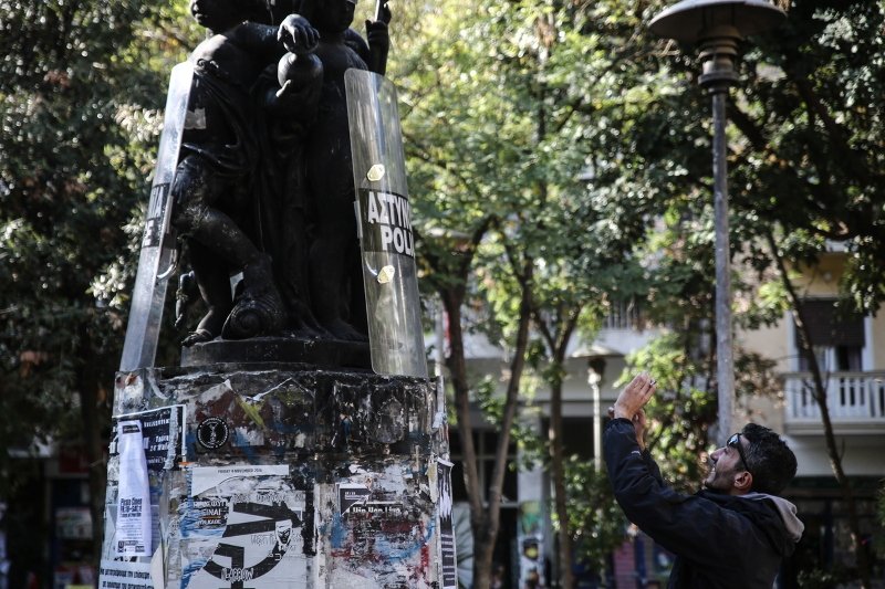 Κουκουλοφόροι έκλεψαν ασπίδες και κράνη αστυνομικών -Τα «στόλισαν» σε αγάλματα στην πλατεία Εξαρχείων [εικόνες] | iefimerida.gr 0