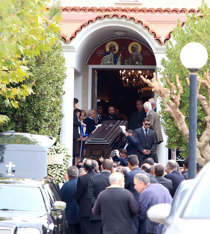 Σε κλειστό οικογενειακό κύκλο η κηδεία του Ανδρέα Βγενόπουλου [εικόνες] | iefimerida.gr 0