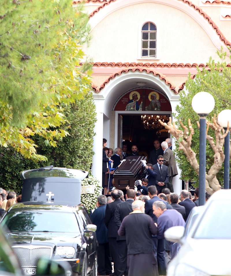 Σε κλειστό οικογενειακό κύκλο η κηδεία του Ανδρέα Βγενόπουλου [εικόνες] | iefimerida.gr 1