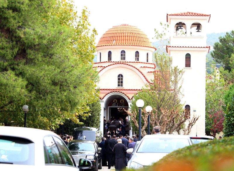 Σε κλειστό οικογενειακό κύκλο η κηδεία του Ανδρέα Βγενόπουλου [εικόνες] | iefimerida.gr 2