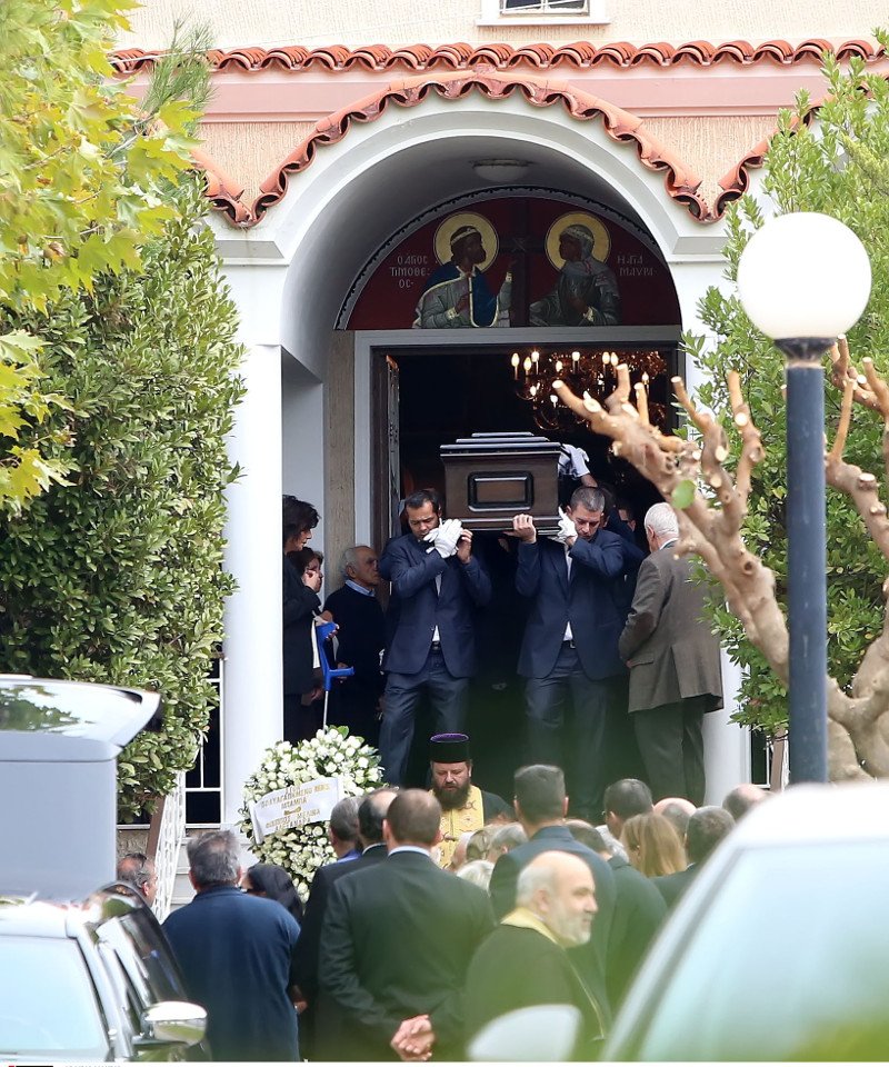 Σε κλειστό οικογενειακό κύκλο η κηδεία του Ανδρέα Βγενόπουλου [εικόνες] | iefimerida.gr 5