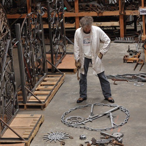 Ο Ντίλαν δημιουργεί έργα τέχνης -Σιδηροκατασκευές, σκίτσα & ακουαρέλες [εικόνες] | iefimerida.gr 0