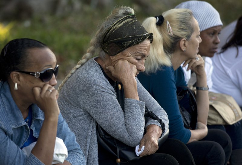 Ατελείωτες ουρές Κουβανών για το τελευταίο αντίο στον Φιντέλ Κάστρο -Με δάκρυα στα μάτια [εικόνες] | iefimerida.gr 1