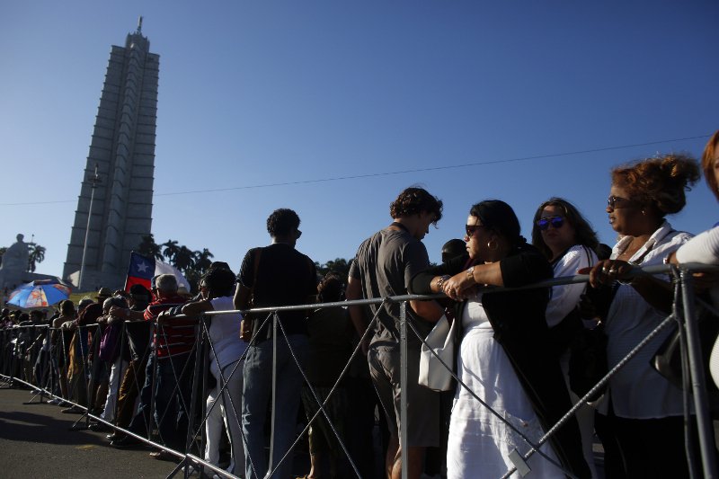 Ατελείωτες ουρές Κουβανών για το τελευταίο αντίο στον Φιντέλ Κάστρο -Με δάκρυα στα μάτια [εικόνες] | iefimerida.gr 3