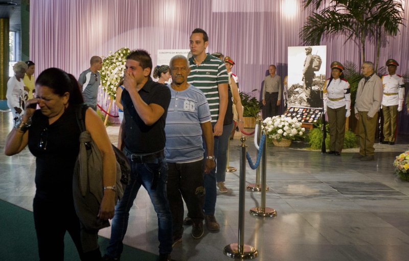 Ατελείωτες ουρές Κουβανών για το τελευταίο αντίο στον Φιντέλ Κάστρο -Με δάκρυα στα μάτια [εικόνες] | iefimerida.gr 5