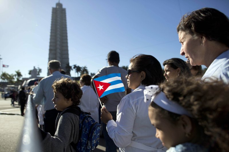 Ατελείωτες ουρές Κουβανών για το τελευταίο αντίο στον Φιντέλ Κάστρο -Με δάκρυα στα μάτια [εικόνες] | iefimerida.gr 6