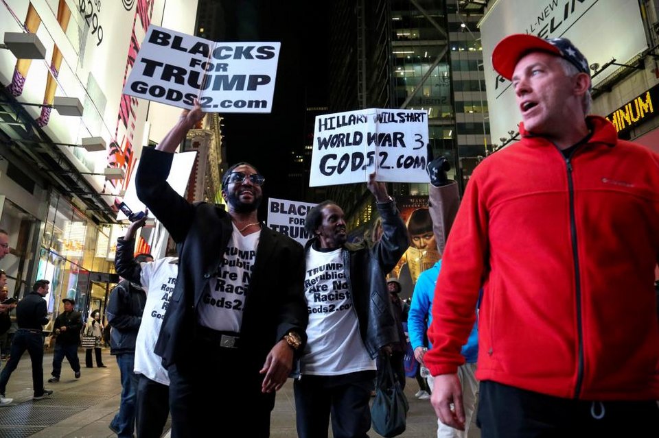 Ξέσπασαν επεισόδια -Πυρπόλησαν ομοίωμα του Τραμπ: «Δεν είσαι εσύ η Αμερική» [εικόνες & βίντεο] | iefimerida.gr 1