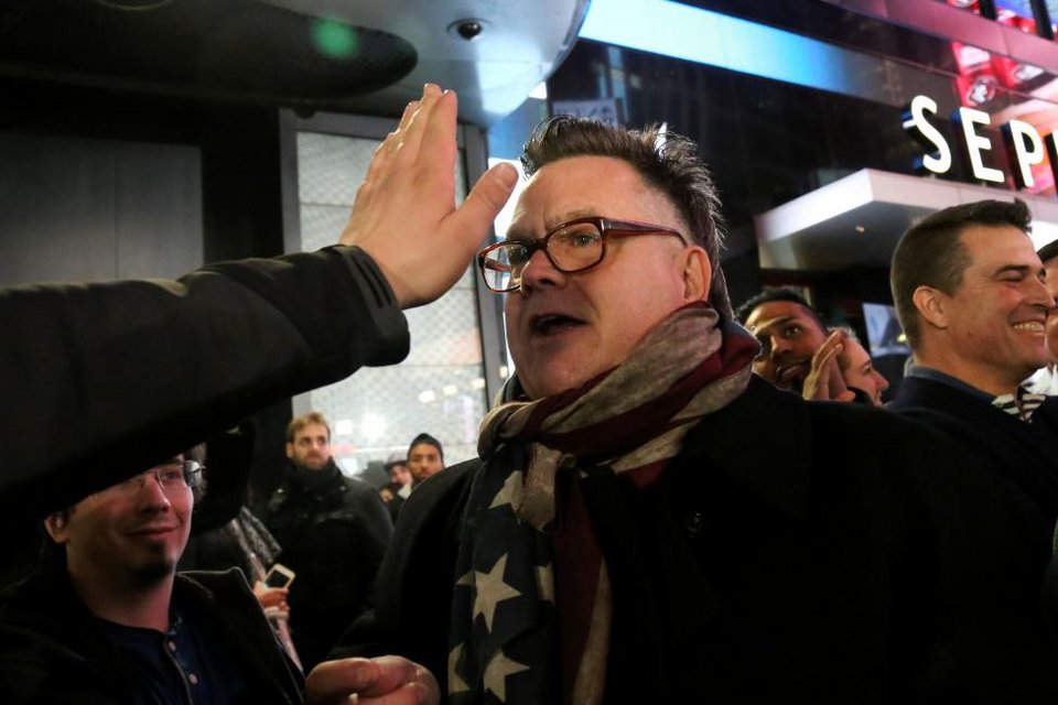 Ξέσπασαν επεισόδια -Πυρπόλησαν ομοίωμα του Τραμπ: «Δεν είσαι εσύ η Αμερική» [εικόνες & βίντεο] | iefimerida.gr 2