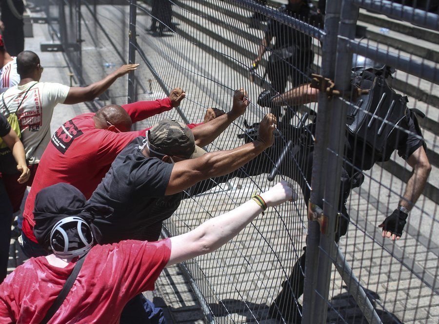 Bραζιλία: Διαδηλωτές προσπάθησαν να εισβάλλουν στη Βουλή [εικόνες] | iefimerida.gr 1