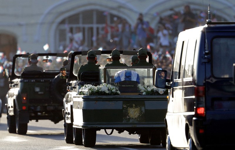 Το τελευταίο ταξίδι του Φιντέλ Κάστρο στην Κούβα -Η τέφρα του κομαντάντε θα διανύσει 950 χλμ. [εικόνες] | iefimerida.gr 1