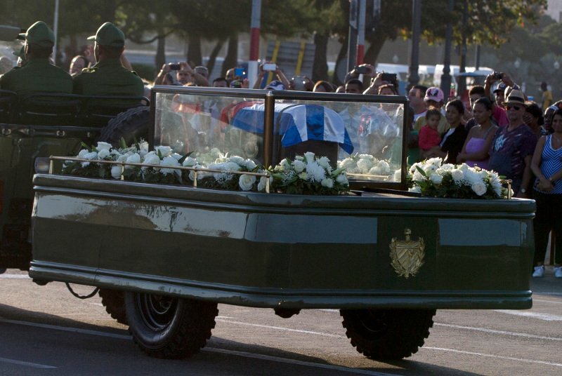 Το τελευταίο ταξίδι του Φιντέλ Κάστρο στην Κούβα -Η τέφρα του κομαντάντε θα διανύσει 950 χλμ. [εικόνες] | iefimerida.gr 2