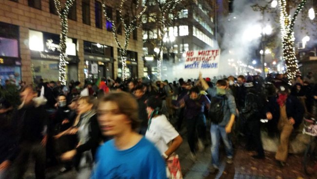 Βίαια επεισόδια στο Πόρτλαντ σε διαδήλωση κατά του Τραμπ [εικόνες & βίντεο] | iefimerida.gr 1