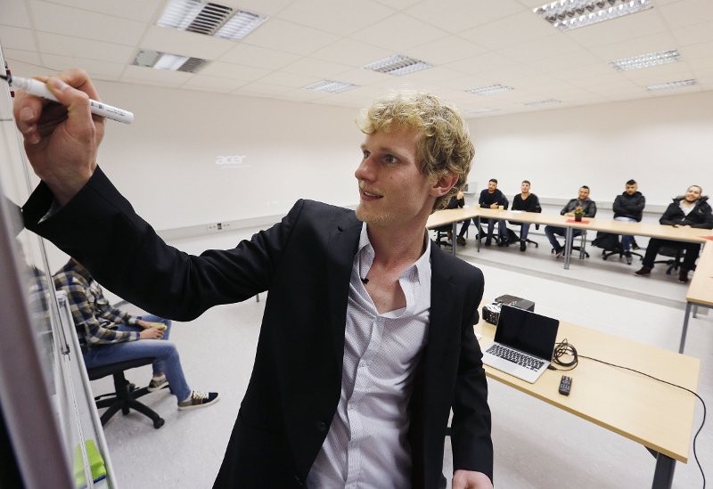 Ο δάσκαλος του έρωτα στη Γερμανία: Μαθαίνει σε πρόσφυγες πώς να φλερτάρουν ντόπιες [εικόνες] | iefimerida.gr 2