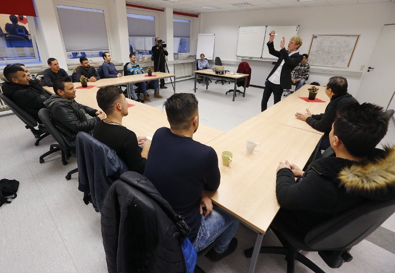 Ο δάσκαλος του έρωτα στη Γερμανία: Μαθαίνει σε πρόσφυγες πώς να φλερτάρουν ντόπιες [εικόνες] | iefimerida.gr 3