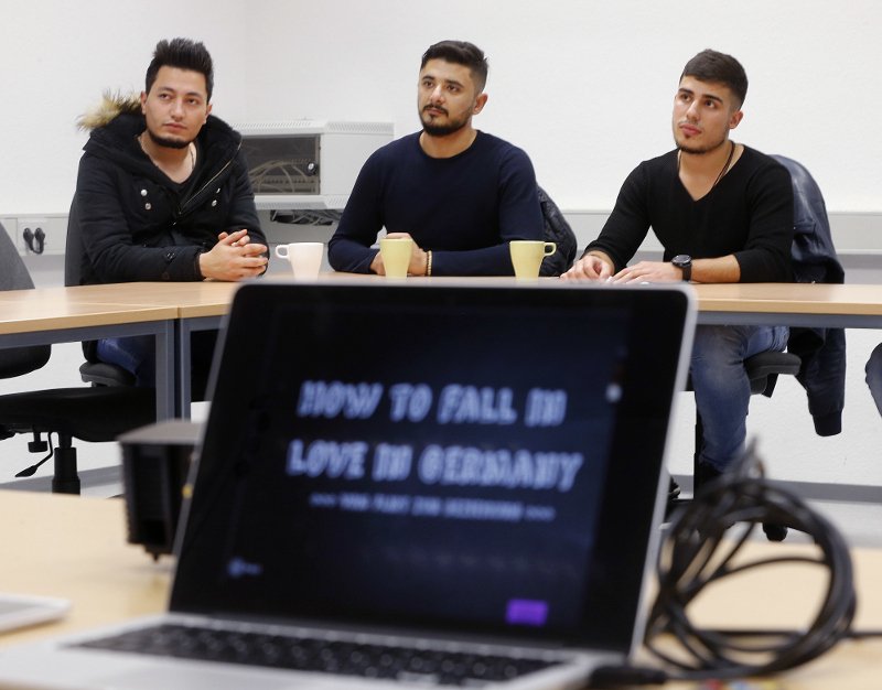 Ο δάσκαλος του έρωτα στη Γερμανία: Μαθαίνει σε πρόσφυγες πώς να φλερτάρουν ντόπιες [εικόνες] | iefimerida.gr 4