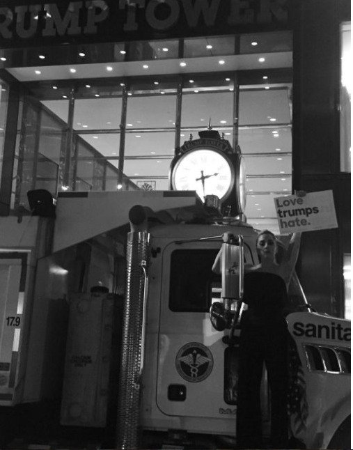 Σε σοκ το Χόλιγουντ μετά την ήττα της Χίλαρι: Κλάματα και αναρτήσεις απογοήτευσης [εικόνες]   | iefimerida.gr 1