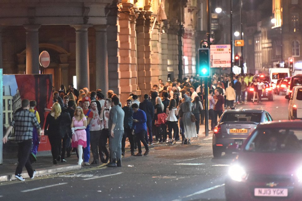 Halloween στην Αγγλία -Μεθύσι, κραιπάλες και ξάπλα στο δρόμο [εικόνες] | iefimerida.gr 10