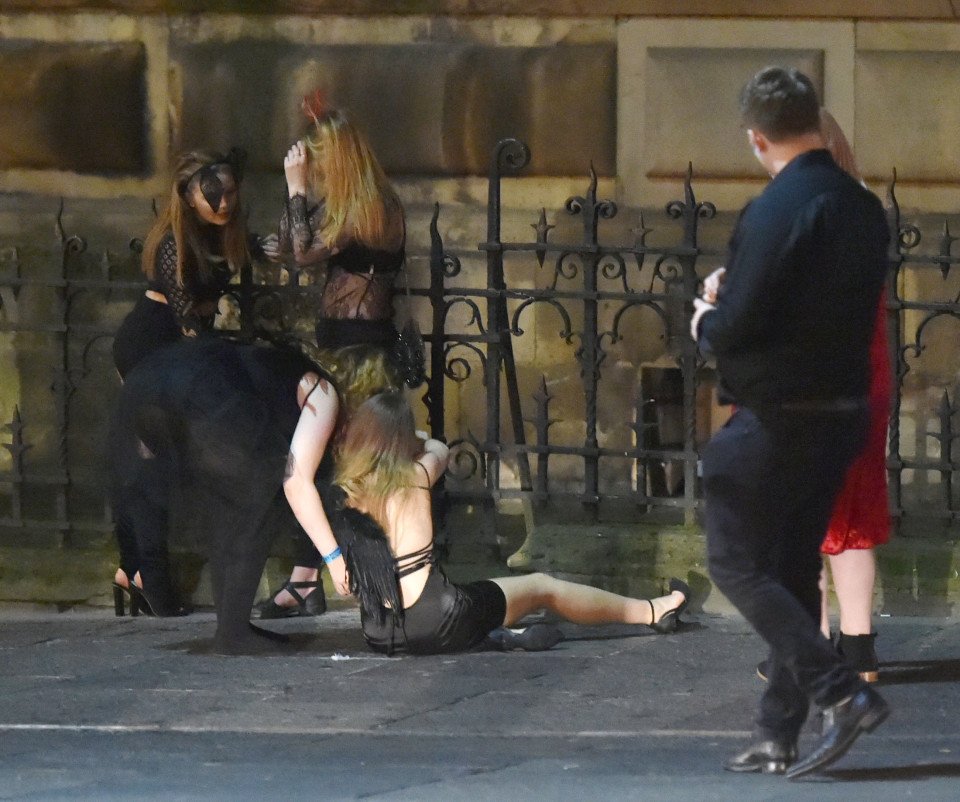 Halloween στην Αγγλία -Μεθύσι, κραιπάλες και ξάπλα στο δρόμο [εικόνες] | iefimerida.gr 5