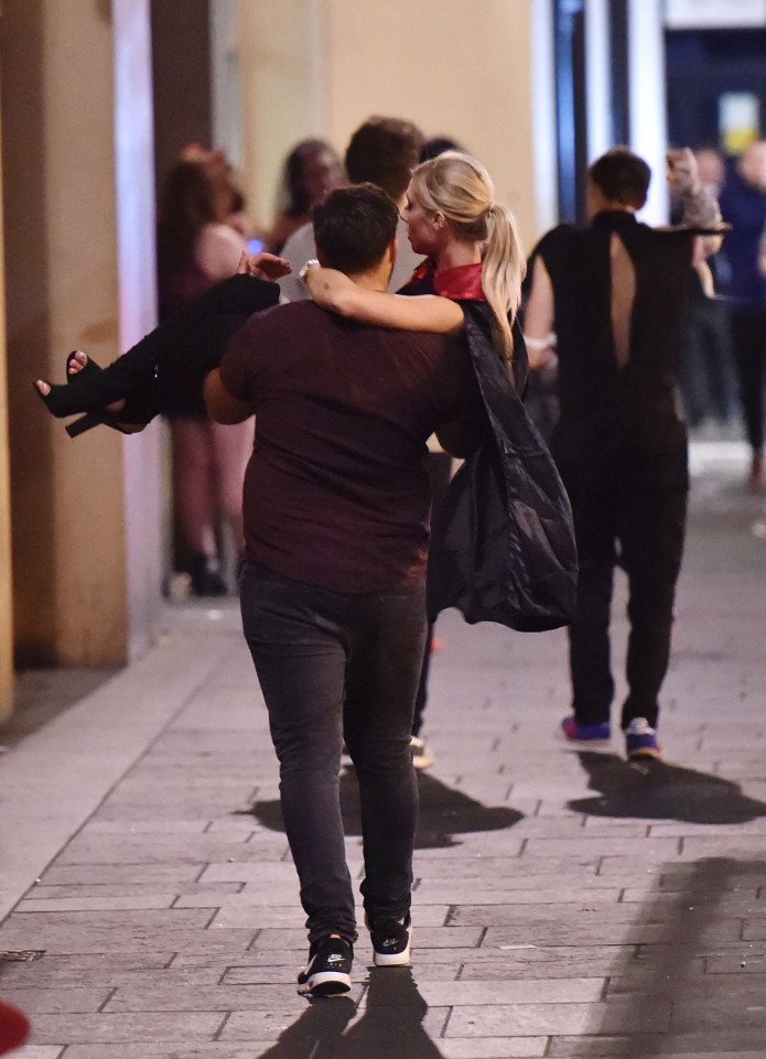 Halloween στην Αγγλία -Μεθύσι, κραιπάλες και ξάπλα στο δρόμο [εικόνες] | iefimerida.gr 0