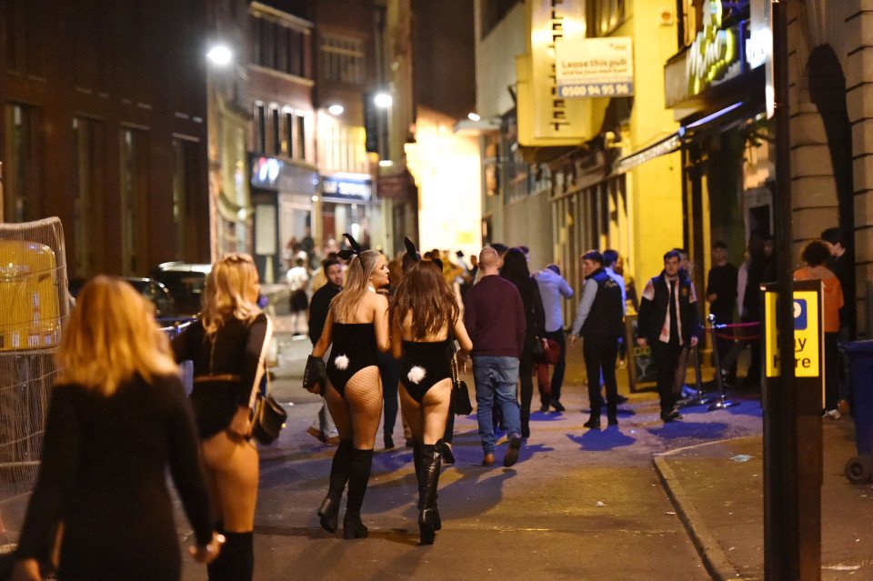 Halloween στην Αγγλία -Μεθύσι, κραιπάλες και ξάπλα στο δρόμο [εικόνες] | iefimerida.gr 12