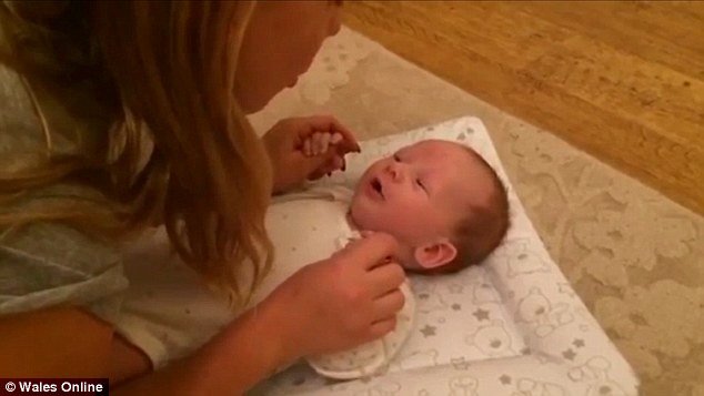 Απίστευτο: Μωρό 8 εβδομάδων λέει «γεια» στους γονείς του [βίντεο] | iefimerida.gr 0