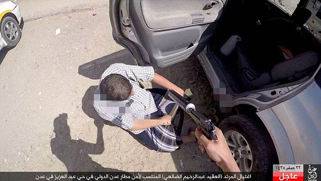 Νέα βαρβαρότητα από το ΙSIS -Καρέ καρέ η εκτέλεση αξιωματικού στην Υεμένη [εικόνες] | iefimerida.gr 1