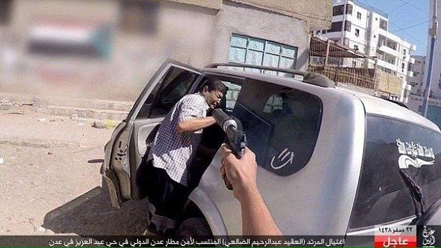 Νέα βαρβαρότητα από το ΙSIS -Καρέ καρέ η εκτέλεση αξιωματικού στην Υεμένη [εικόνες] | iefimerida.gr 0