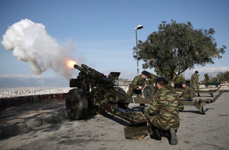Εντυπωσιακές φωτογραφίες: Οι κανονιοβολισμοί την ώρα της κηδείας Στεφανόπουλου [εικόνες] | iefimerida.gr 9