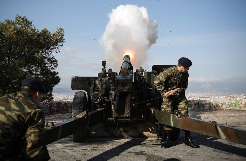 Εντυπωσιακές φωτογραφίες: Οι κανονιοβολισμοί την ώρα της κηδείας Στεφανόπουλου [εικόνες] | iefimerida.gr 10