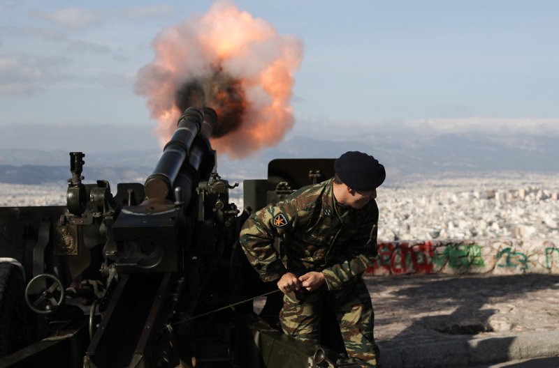 Εντυπωσιακές φωτογραφίες: Οι κανονιοβολισμοί την ώρα της κηδείας Στεφανόπουλου [εικόνες] | iefimerida.gr 11