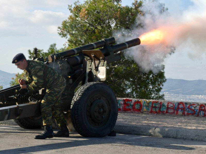Εντυπωσιακές φωτογραφίες: Οι κανονιοβολισμοί την ώρα της κηδείας Στεφανόπουλου [εικόνες] | iefimerida.gr 2
