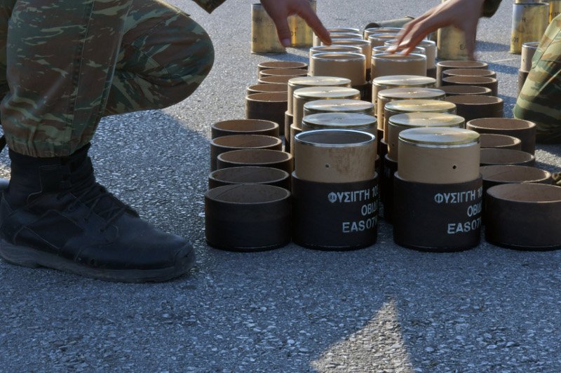 Εντυπωσιακές φωτογραφίες: Οι κανονιοβολισμοί την ώρα της κηδείας Στεφανόπουλου [εικόνες] | iefimerida.gr 3